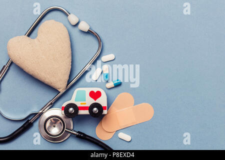 Medico di fondo. cuore sano concetto con stephoscope ambulanza e forma di cuore Foto Stock