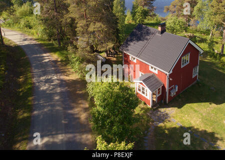 Ranea, Svezia - 17 Giugno 2018: vista aerea di un rosso due storie una sola famiglia residenziale casa di legno costruiti durante il 1930s. Foto Stock