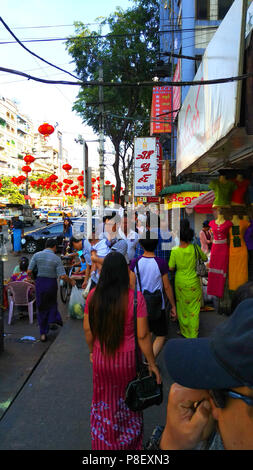 Condizione di strada in downtown area, Yangon Myanmar Foto Stock