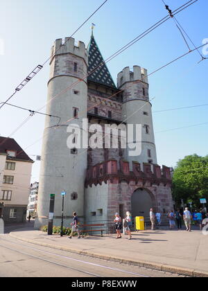 BASEL, Svizzera nel luglio 2017: Vista della Porta di Spalen di unione del XIV secolo le mura della città con cielo blu chiaro in un caldo giorno d'estate e di sole - verticale. Foto Stock