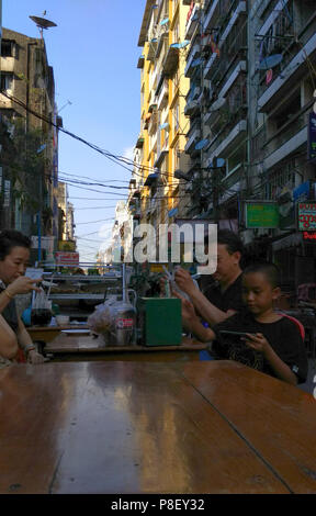 La gente e costruire in downtown area, Yangon Myanmar Foto Stock