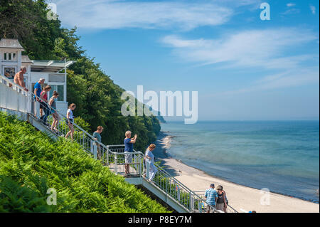 I turisti sulle scale che portano oltre la ripida costa al molo, Sellin, Rügen, Meclenburgo-Pomerania Occidentale, Deutschland, Europa Foto Stock