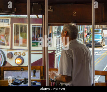 Vista interna da dietro il driver su un tram sulla McKinney Avenue sistema Trolley a Dallas, in Texas. La M-line trolley è libero di cavalcare. Foto Stock
