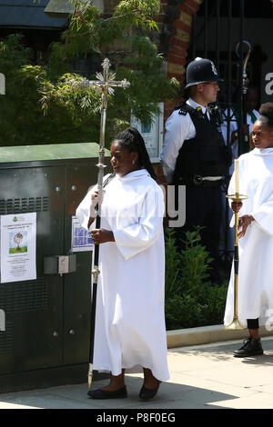 Sadiq Khan, sindaco di Londra e Rt Rev Dame Sarah Mullally DB, Vescovo di Londra, frequenta la dedica il giardino per la guarigione e pace un nuovo memorial garden a San Clemente Chiesa, Notting Dale in occasione del primo anniversario dell'incendio presso Grenfell Torre. Dotato di: atmosfera, vista in cui: Londra, Regno Unito quando: 10 giu 2018 Credit: Dinendra Haria/WENN Foto Stock