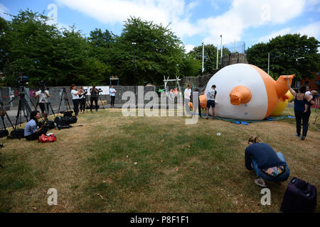 Il Trump Baby Blimp è gonfiato durante una prova pratica, al Parco Bingfield nel nord di Londra. Foto Stock