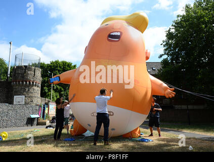 Il Trump Baby Blimp è gonfiato durante una prova pratica, al Parco Bingfield nel nord di Londra. Foto Stock