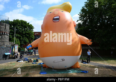 Il Trump Baby Blimp è gonfiato durante una prova pratica, al Parco Bingfield nel nord di Londra. Foto Stock