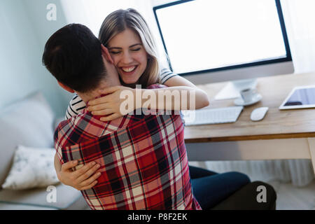 Coppia giovane di progettisti che lavorano su computer Foto Stock