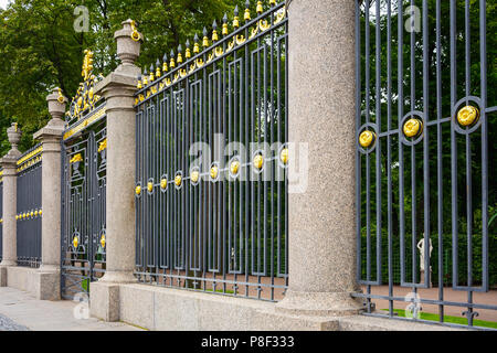 San Pietroburgo, il reticolo e il piccolo cancello del giardino estivo (Nevsky recinto) Foto Stock