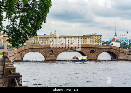 San Pietroburgo, servizio lavanderia ponte sopra il fiume Fontanka alla sua sorgente dal fiume Neva sul confine del giardino estivo Foto Stock