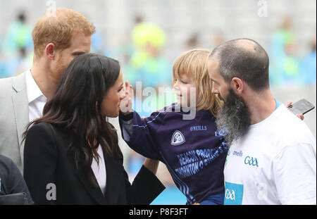 Il Duca e la Duchessa di Sussex soddisfare tre anni di Walter Cullen mentre guarda il tradizionale sports Gaelici essendo giocato al Croke Park il secondo giorno della sua visita a Dublino, Irlanda. Foto Stock