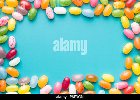 Sweet Jelly Beans su sfondo blu. Foto Stock