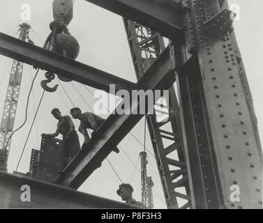 Lavoratori durante la costruzione dell'Empire State Building. Museo: Collezione privata. Foto Stock