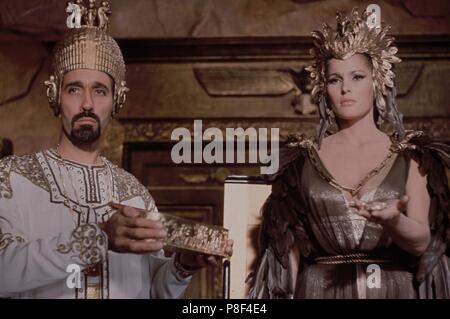 Lei (1965) Ursula Andress, Christopher Lee, Data: 1965 Foto Stock