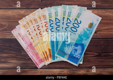 Nuovo sheqel israeliano banconote con il nuovo 200, 100, 20, 50 sheqel. Lo sfondo delle bollette sicli Vista dall'alto. La politica e i soldi di Israele lo sfondo. Foto Stock