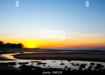 Nightcliff spiaggia al tramonto, con persone sagome. In un sobborgo di Darwin NT Australia. Foto Stock