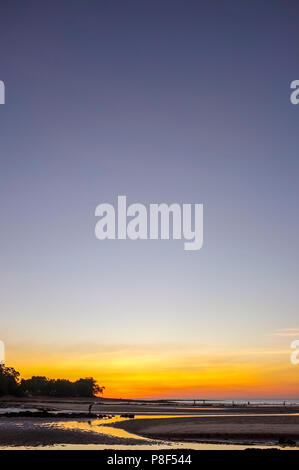 Nightcliff spiaggia al tramonto, con persone sagome. In un sobborgo di Darwin NT Australia. Foto Stock