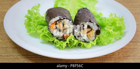 La cucina giapponese, Vagetarian tradizionale di riso giapponese maki sushi Roll roba con tofu e carote avvolte in Nori alghe servita sulla quercia verde. Foto Stock