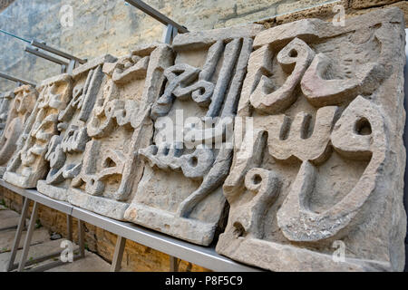 Fregi di pietra dal castello di Bayil nel Palazzo di Shirvanshahs , Baku in Azerbaijan Foto Stock