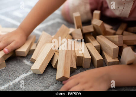 Un bambino sta giocando con il giocattolo di legno blocchi. Foto Stock