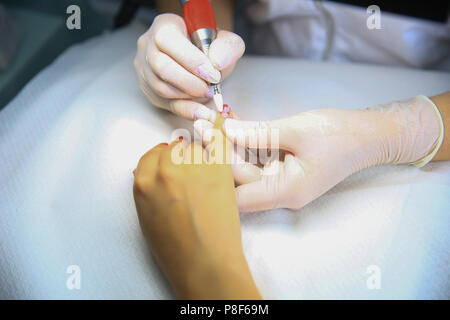 Segare la rimozione unghie manicure, il lavoro professionale nel salone di bellezza Foto Stock