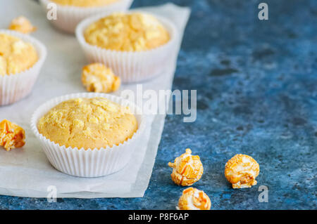 In casa cornbread muffin su una pietra blu sullo sfondo. Foto Stock