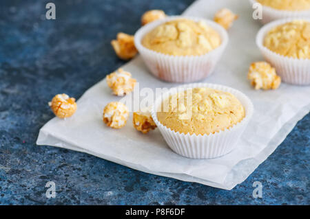 In casa cornbread muffin su una pietra blu sullo sfondo. Foto Stock