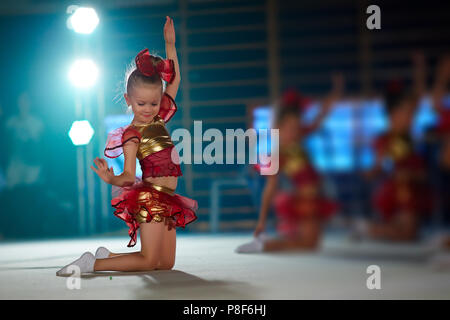 Sportivo adorabile bambina in ginnastica ritmica. Foto Stock
