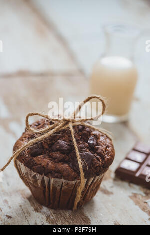 Dellicious fatti in casa muffin al cioccolato sul tavolo. Pronto a mangiare. Foto Stock