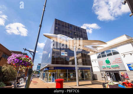 Hawker Hunter aeromobile montato su un palo al di fuori della Grande Mela entertainment center in Crown Square, Woking Town Center, Surrey, Regno Unito Foto Stock