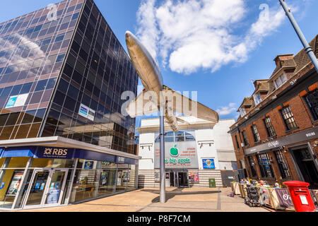 Hawker Hunter aeromobile montato su un palo al di fuori della Grande Mela entertainment center in Crown Square, Woking Town Center, Surrey, Regno Unito Foto Stock