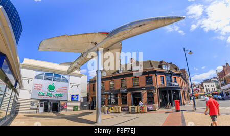 Hawker Hunter aeromobile montato su un palo al di fuori della Grande Mela entertainment center in Crown Square, Woking Town Center, Surrey, Regno Unito Foto Stock