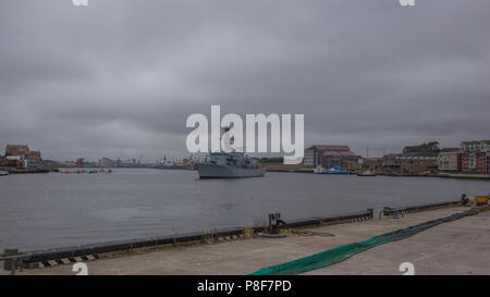 HMS Northumberland vela fuori del Fiume Tyne Foto Stock