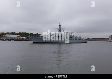 HMS Northumberland vela fuori del Fiume Tyne Foto Stock