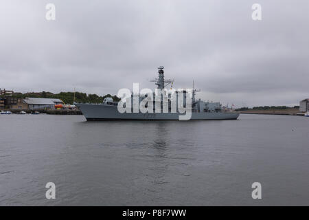 HMS Northumberland vela fuori del Fiume Tyne Foto Stock