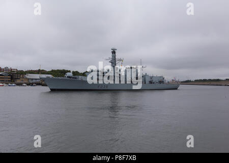 HMS Northumberland vela fuori del Fiume Tyne Foto Stock