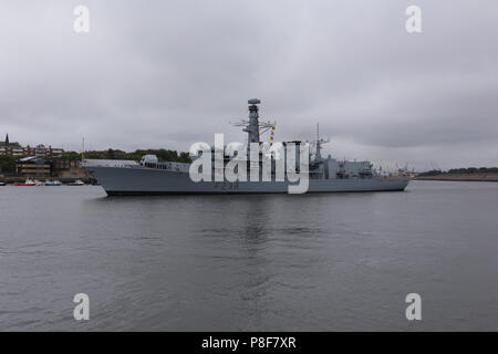 HMS Northumberland vela fuori del Fiume Tyne Foto Stock