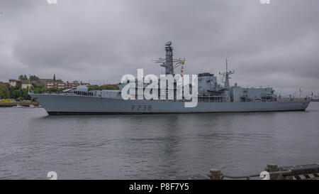 HMS Northumberland vela fuori del Fiume Tyne Foto Stock
