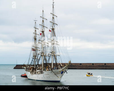 Il Norvegese piena truccate tre masted sail training ship Christian Radich arrivando in Roker Harbour Sunderland per la Tall Ships Race 2018 Foto Stock