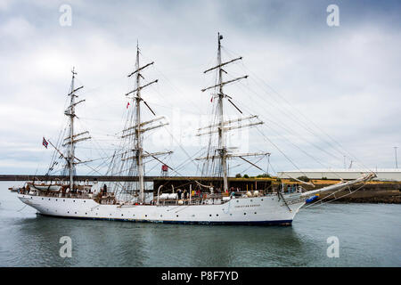 Il Norvegese piena truccate tre masted sail training ship Christian Radich arrivando in Roker Harbour Sunderland per la Tall Ships Race 2018 Foto Stock