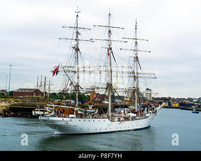 Il Norvegese piena truccate tre masted sail training ship Christian Radich arrivando in Roker Harbour Sunderland per la Tall Ships Race 2018 Foto Stock