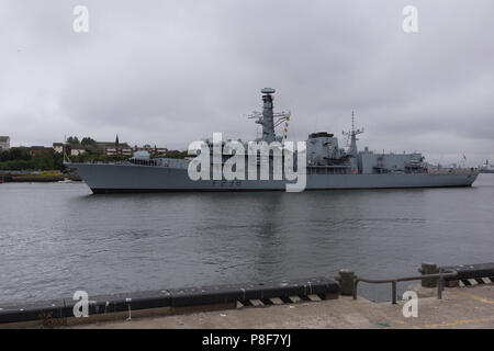 HMS Northumberland vela fuori del Fiume Tyne Foto Stock