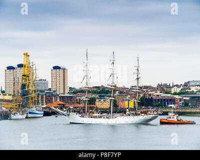 Il Norvegese piena truccate tre masted sail training ship Christian Radich arrivando in Roker Harbour Sunderland per la Tall Ships Race 2018 Foto Stock