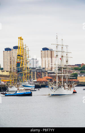 Il Norvegese piena truccate tre masted sail training ship Christian Radich arrivando in Roker Harbour Sunderland per la Tall Ships Race 2018 Foto Stock