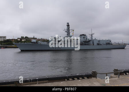 HMS Northumberland vela fuori del Fiume Tyne Foto Stock