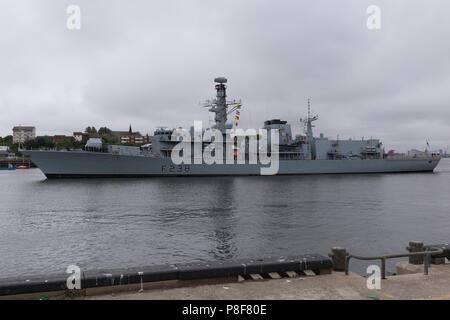 HMS Northumberland vela fuori del Fiume Tyne Foto Stock