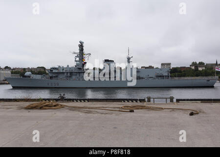 HMS Northumberland vela fuori del Fiume Tyne Foto Stock