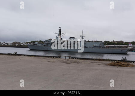 HMS Northumberland vela fuori del Fiume Tyne Foto Stock