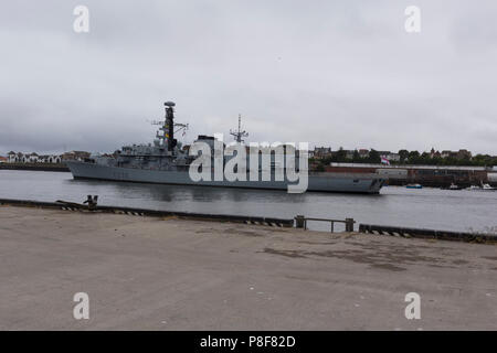 HMS Northumberland vela fuori del Fiume Tyne Foto Stock