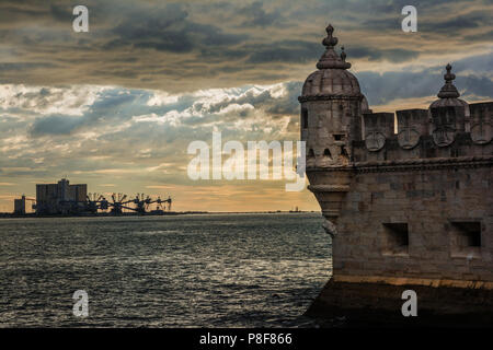 Passato e presente in Portogallo. Antica Torre di Belem torretta con moderno terminale di porta a mare, sotto un bel Cielo di tramonto Foto Stock